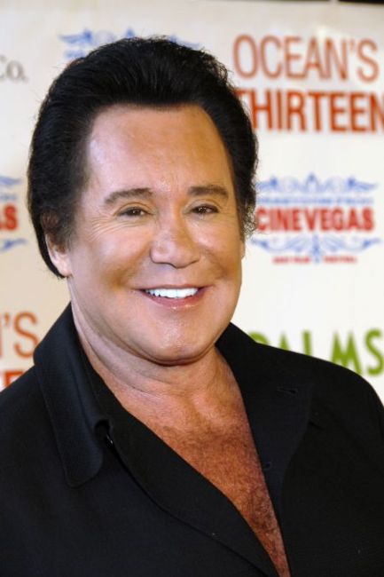 The 82-year old son of father Patrick Newton and mother Evelyn Marie Plasters Wayne Newton in 2024 photo. Wayne Newton earned a  million dollar salary - leaving the net worth at 120 million in 2024