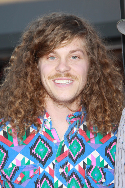 Cabelo castanho claro e penteado hippie de Blake Anderson  em 2024