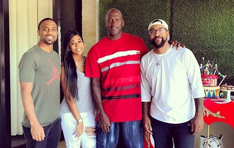 Michael Jordan med familie på bildet
  
