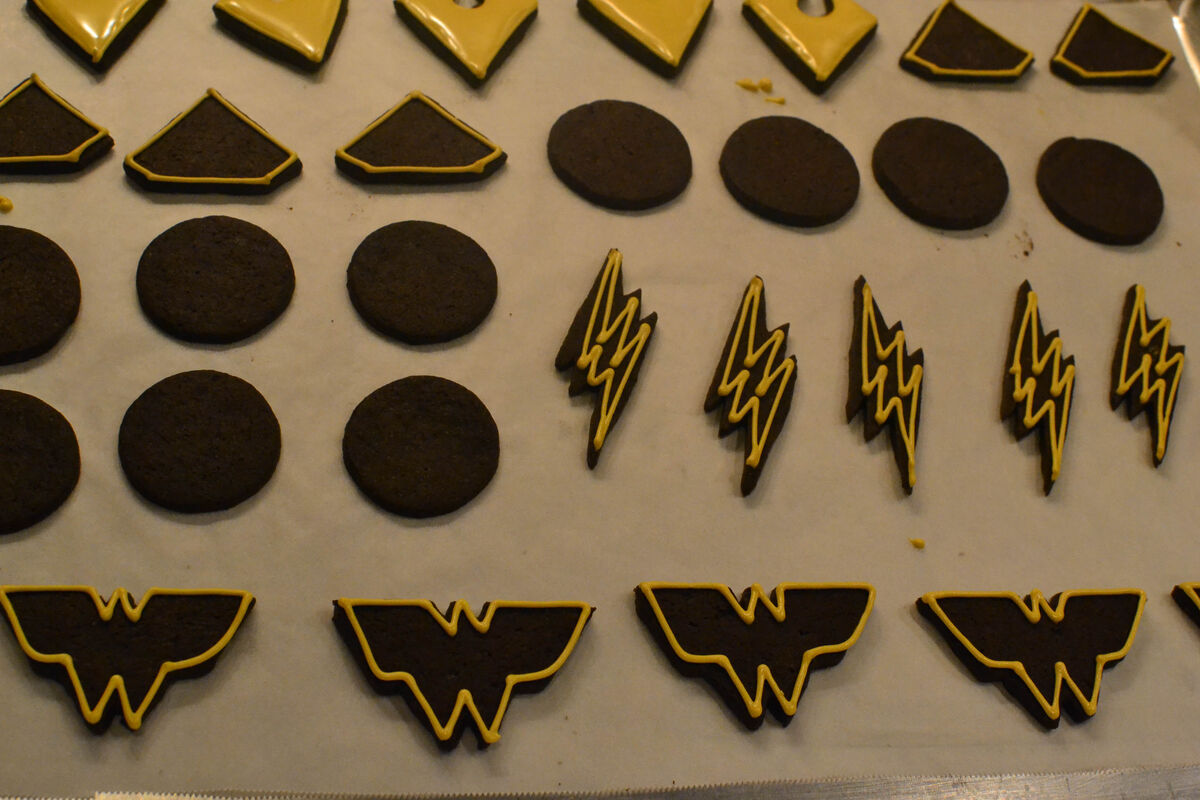justice-league-cupcakes-cookie-outline