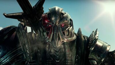 'Transformers: The Last Knight' Review – It's Batsh*t Crazy