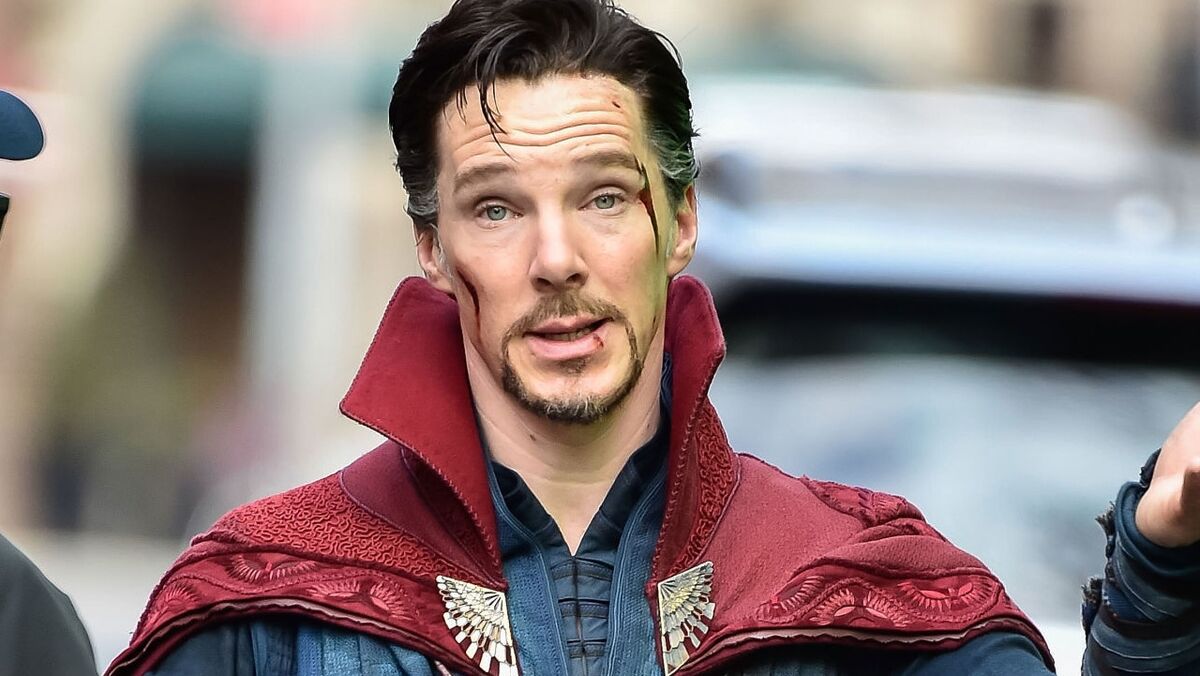 benedict-cumberbatch-doctor-strange-set-shrug
