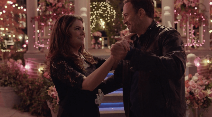 gilmore-girls-a-year-in-the-life-lorelai-luke-dancing