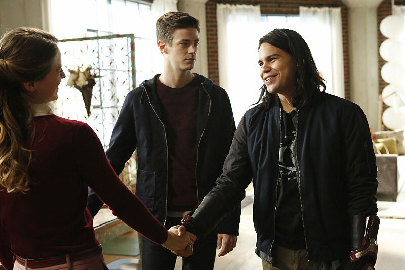 Supergirl -- &quot;Medusa&quot; -- Image SPG208b_0014.jpg -- Pictured (L-R): Melissa Benoist as Kara/Supergirl, Grant Gustin as Barry Allen and Carlos Valdes as Cisco Ramon -- Photo: Bettina Strauss /The CW -- &Atilde;&Acirc;&Atilde;&Acirc;&copy; 2016 The CW Network, LLC. All Rights Reserved