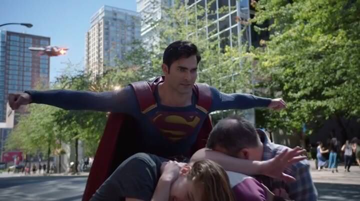 supergirl-superman-protect-civilians