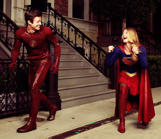 supergirl_theflash_laughing
