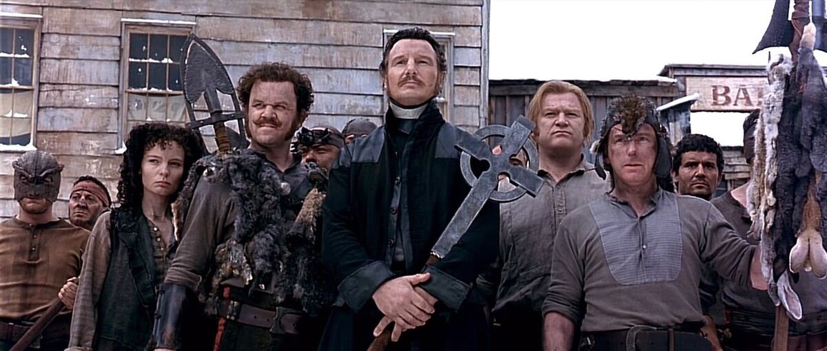 liam-neeson-gangs-of-new-york-catholic-cross