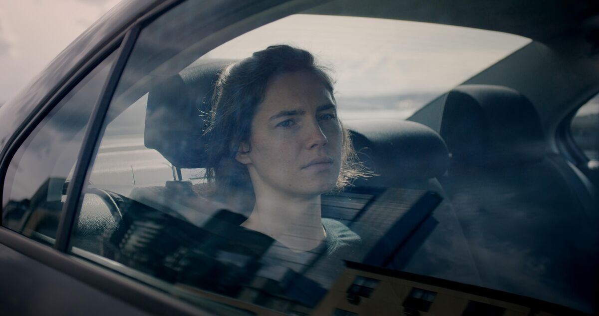 amanda-knox-in-back-seat-of-car