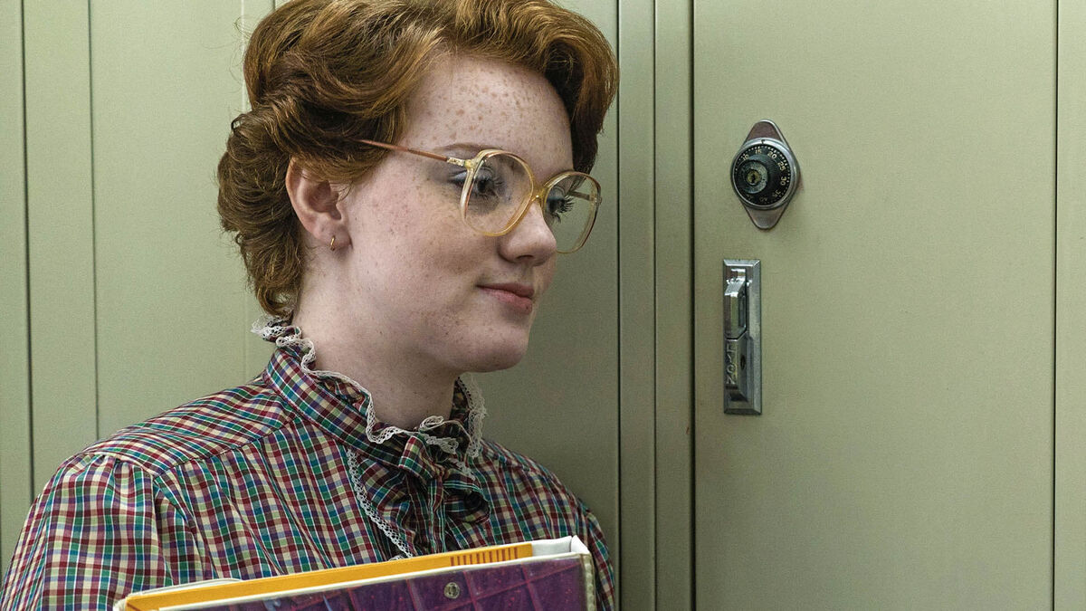 BARB from STRANGER THINGS Surprised Fans at The 2017 Comic Con Panel  (Shannon Purser) 