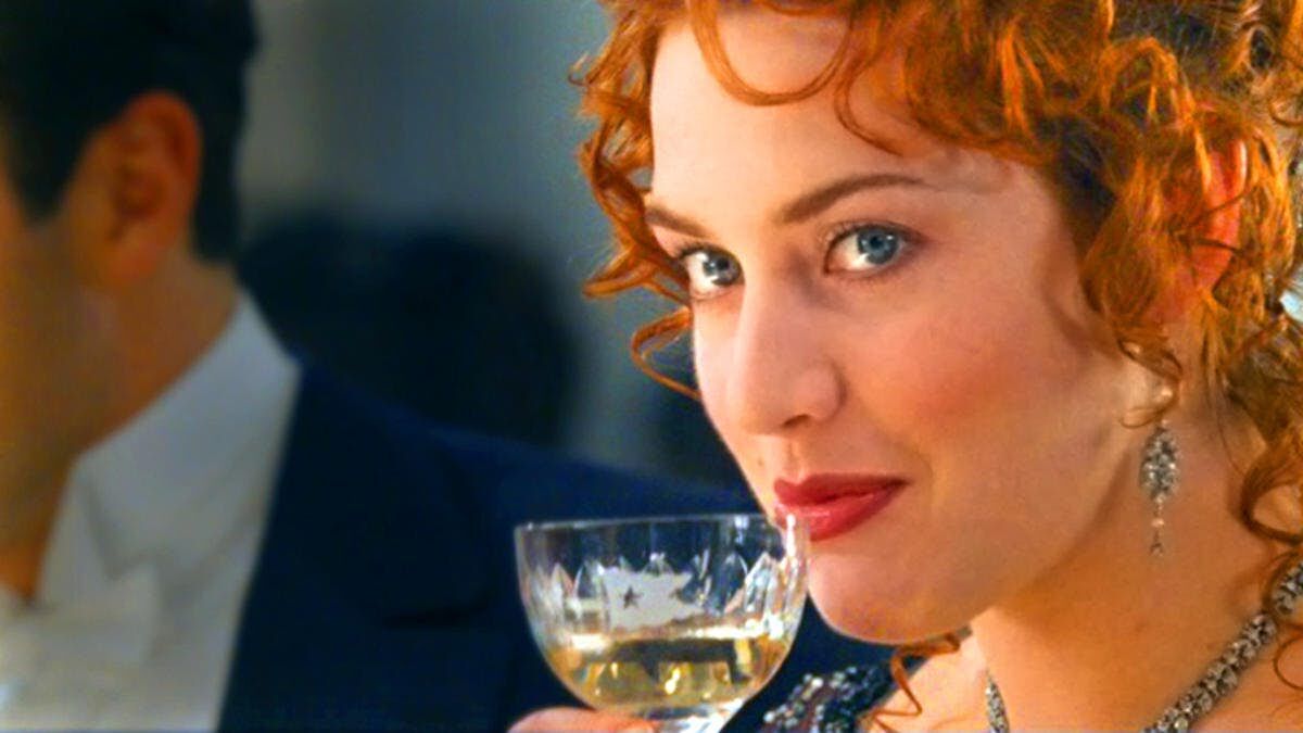 Winslet-Drinking-Champagne-Avatar-sequels