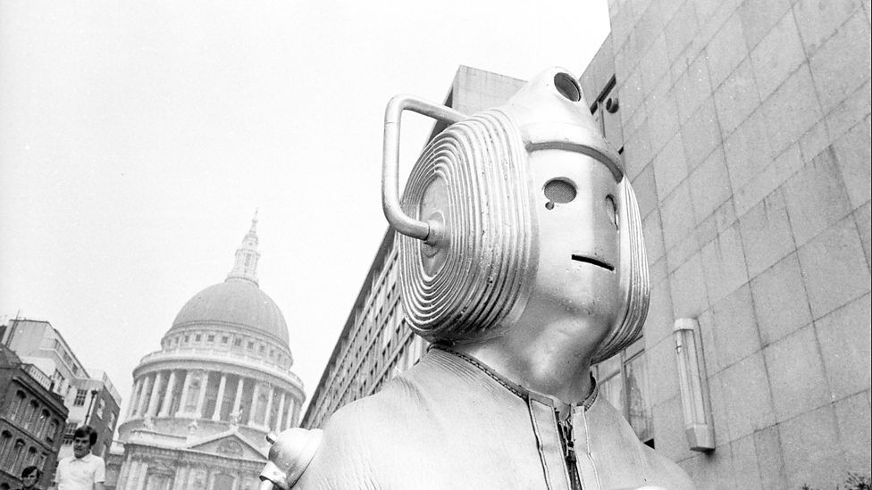 Cyberman in front of St Paul's