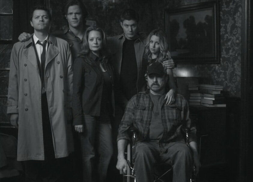 Cas, Sam, Ellen, Dean, Jo, and Bobby take a solemn picture before their mission