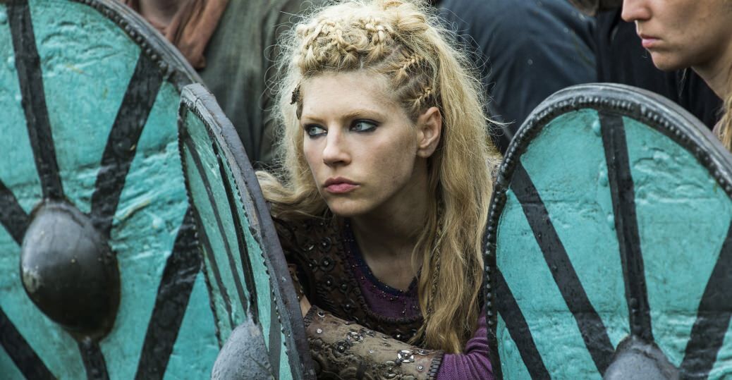 Vikings season 4 Lagertha fighting in a shield wall