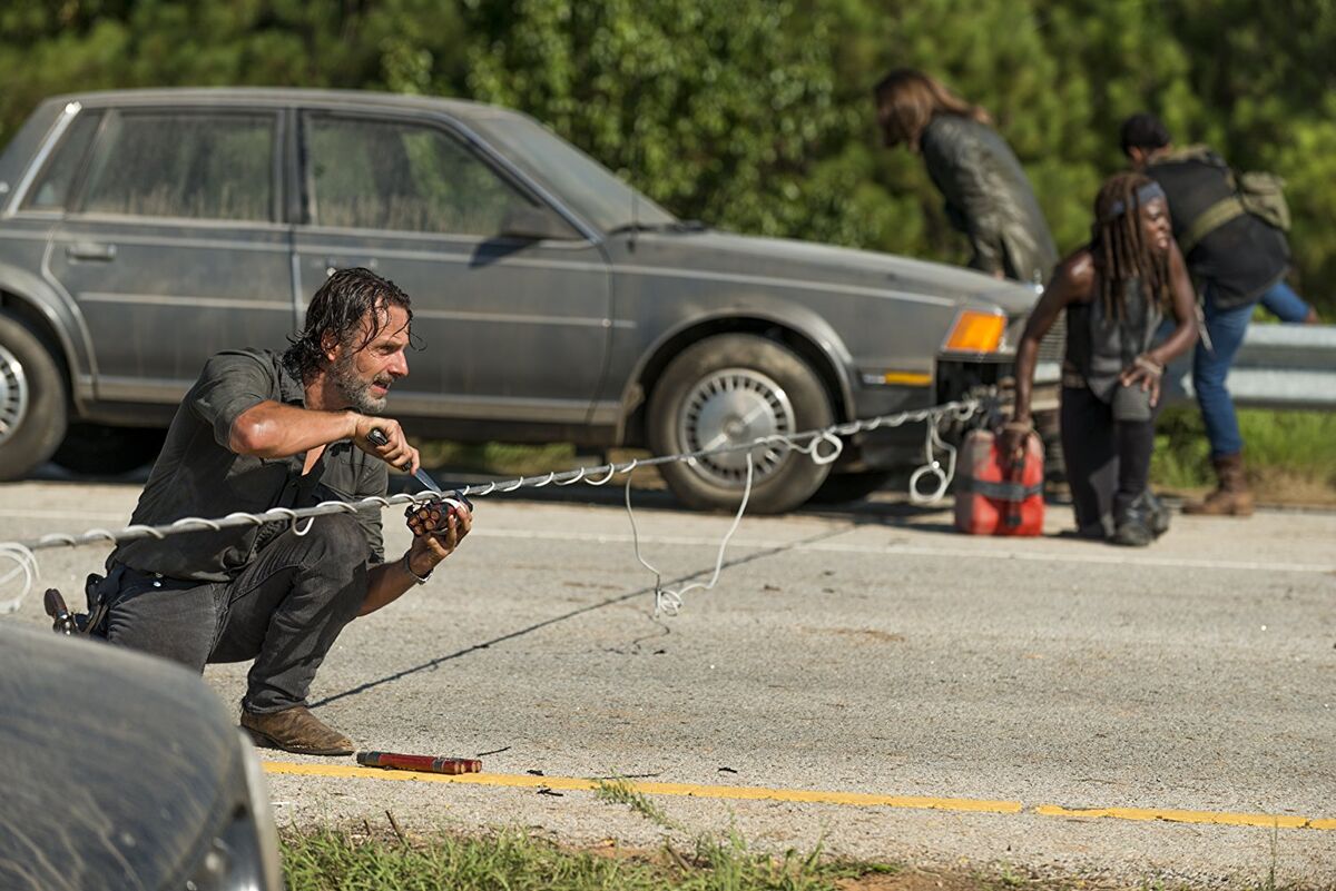 the walking dead rick michonne cars with wire strung between them