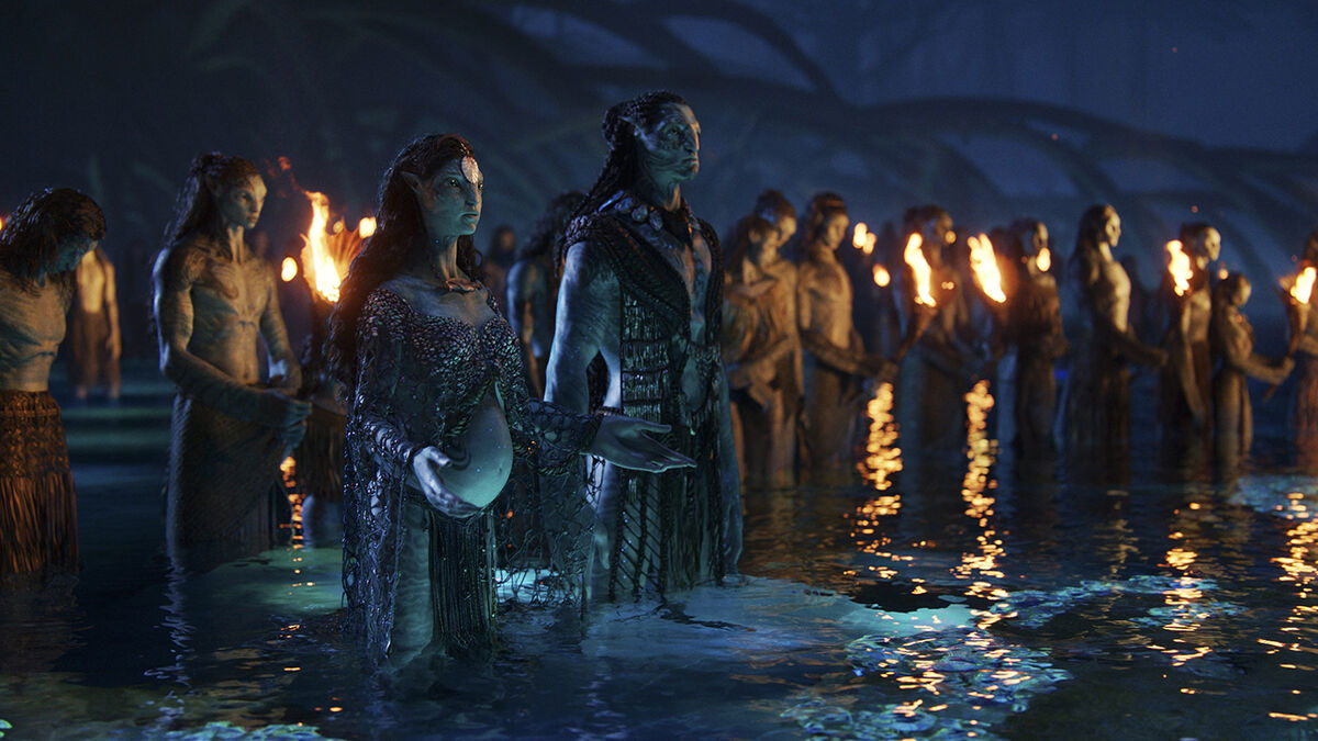 Ronal (Kate Winslet) with her mate Tonowari (Cliff Curtis) in Avatar: The Way of Water.