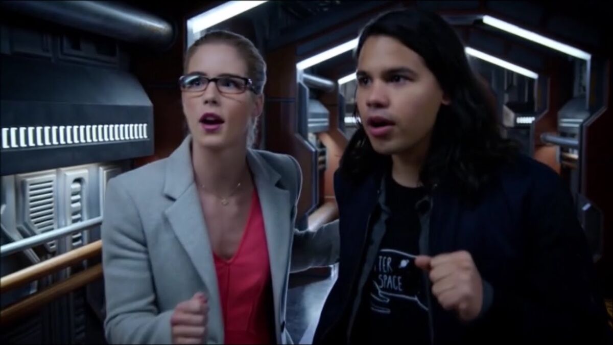 Cisco and Felicity geeking out aboard the Waverider timeship Arrowverse crossover Invasion
