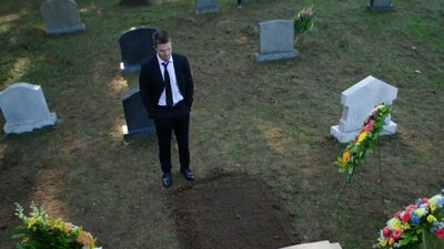 Who's in the Grave on 'Arrow'?