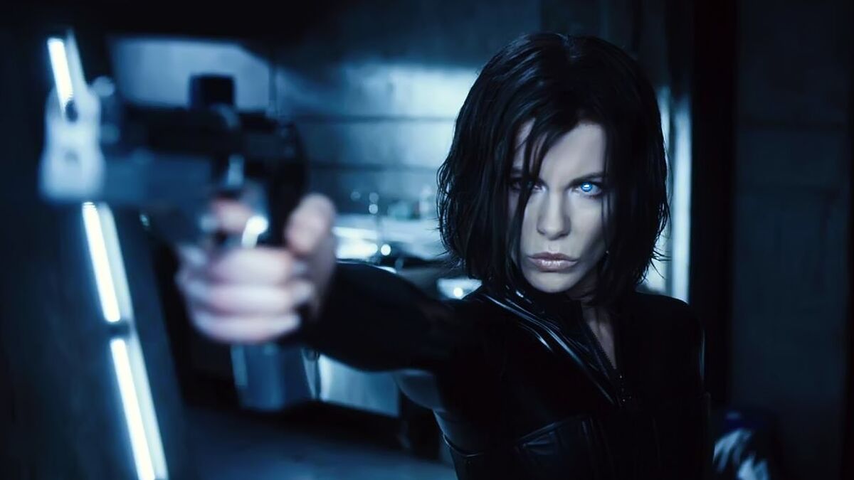 Underworld Kate Beckinsale weilding gun