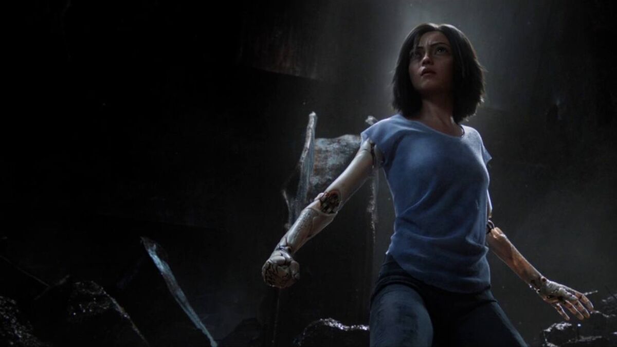 Alita Battle Angel - Alita looking around