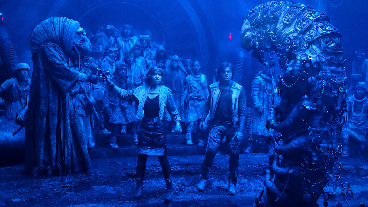 Han and Q'ira face off against Lady Proxima, leader of the White Worms