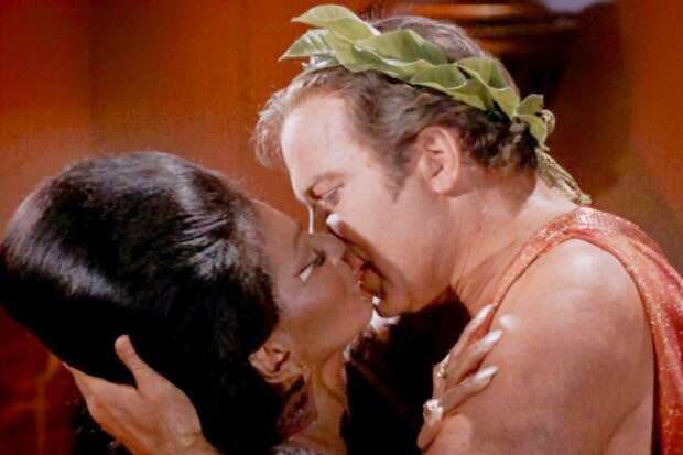 kirk-uhura-kiss-star-trek