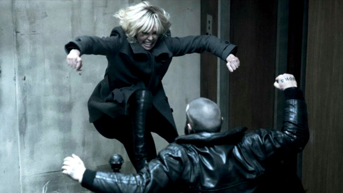 atomic blonde review stairwell fight