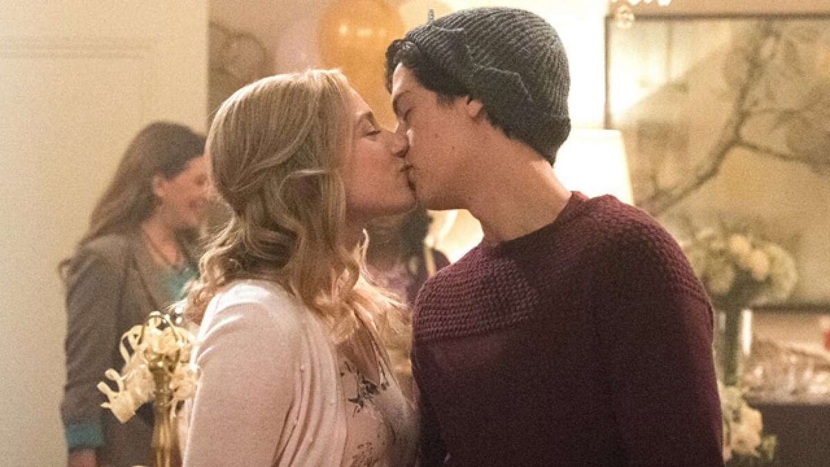 Riverdale Bughead kiss at baby shower 