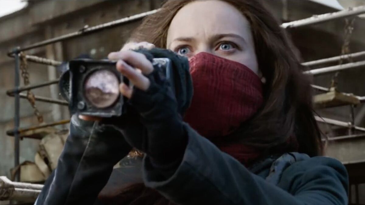 Mortal Engines Woman looking through binocular-like object