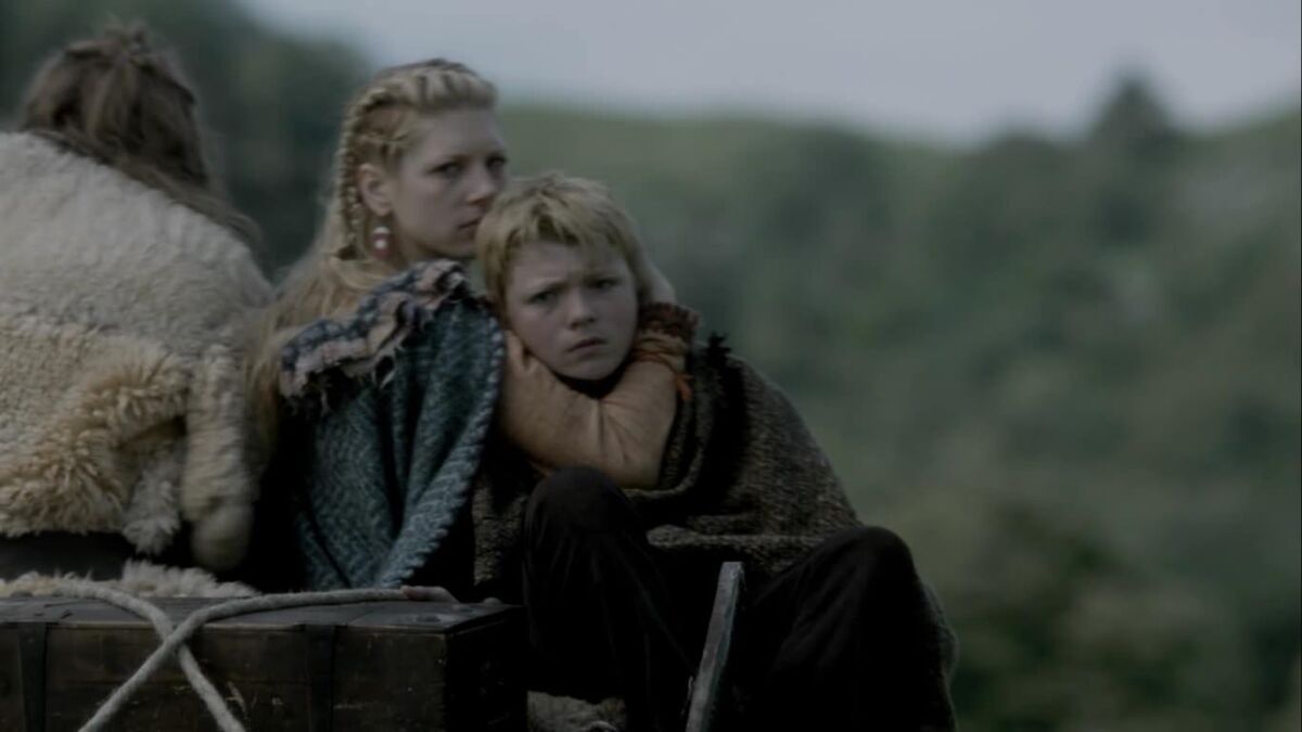 lagertha leaving ragnar on a cart with son