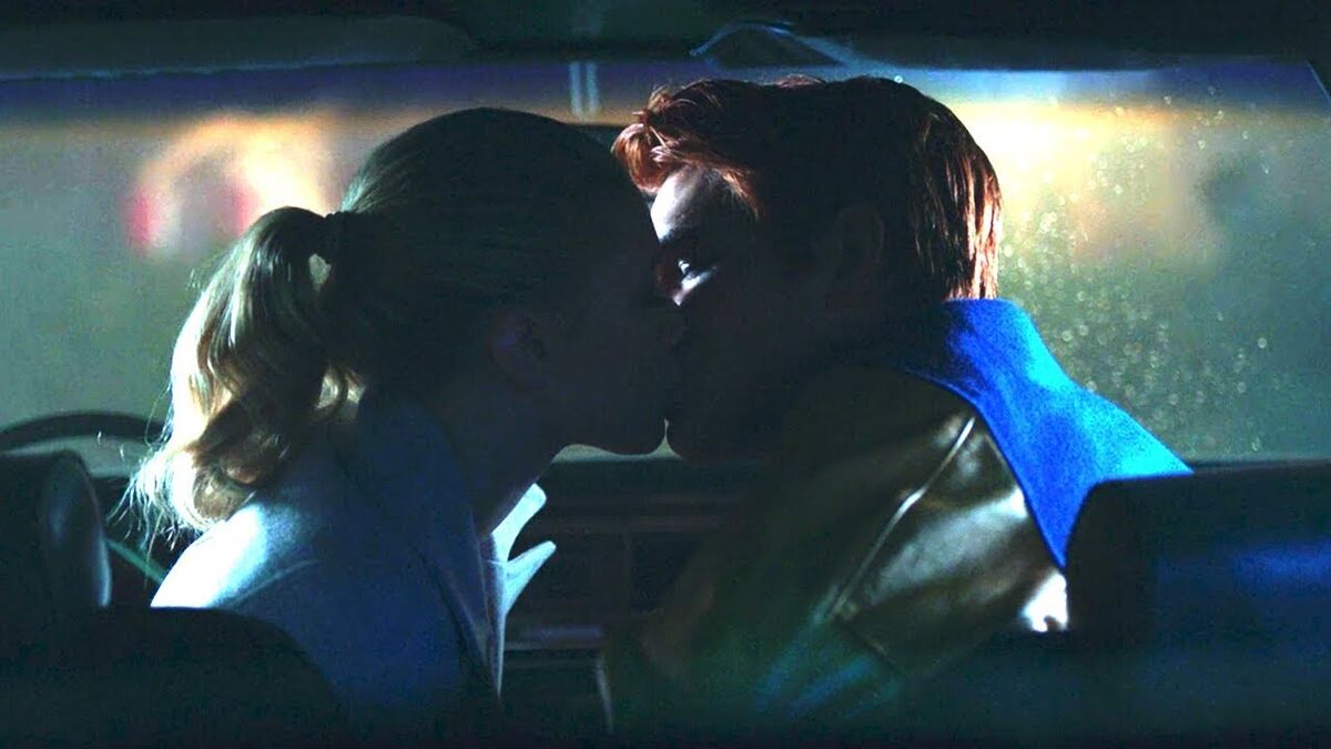 Riverdale Betty and Archie kiss