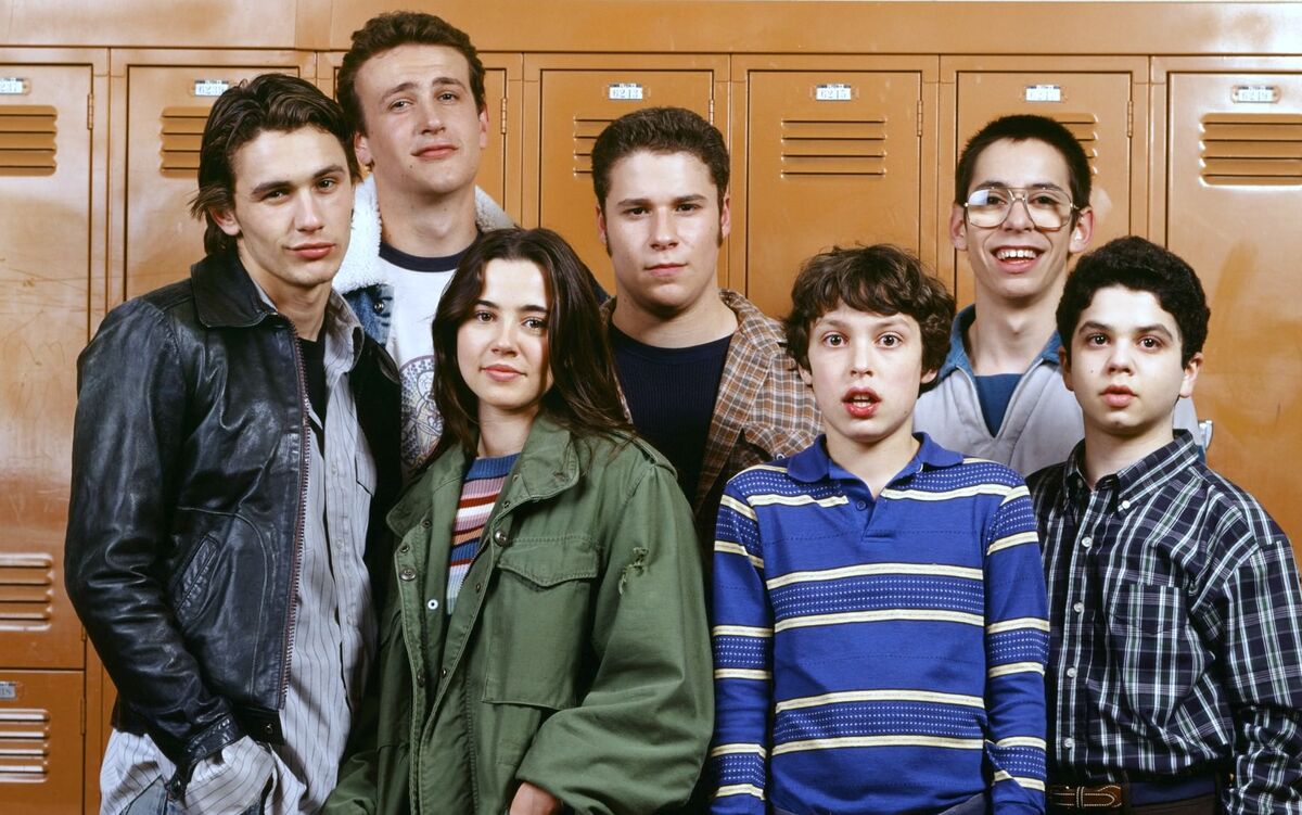 freaks and geeks cast in front of lockers
