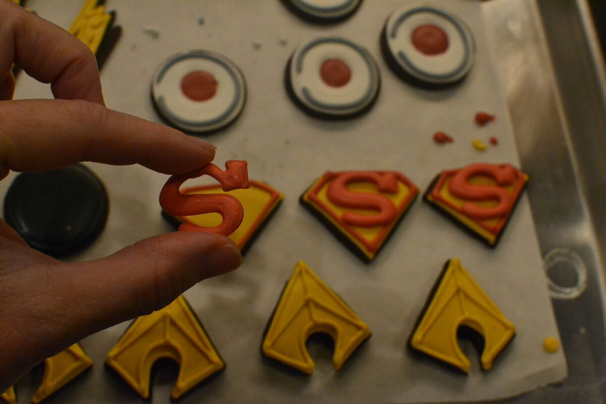 justice-league-cupcakes-superman