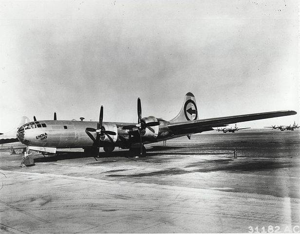 what was the symbol on the tail of the enola gay