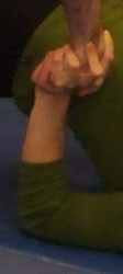 Hand in Hand (Ellbogen auf Boden)