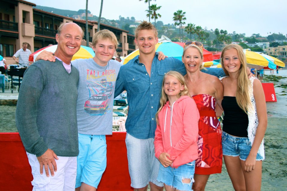 Alexander Ludwig med familie på bildet
  