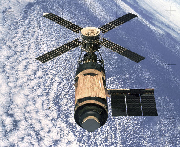 File:Skylab (SL-4).jpg