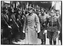 220px-Pilsudskiwithsoldiers