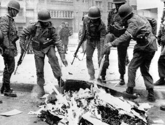 Golpe-militar-no-chile-foto-de-26-de-setembro-de-1973-quando-membros-do-exercito-chileno-queimam-livros-1378908242374 564x430