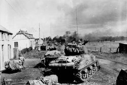Tanques en pueblo