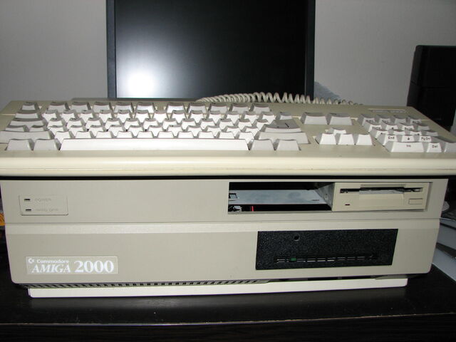 File:Amiga+2000+with+Keyboard-5808.jpg
