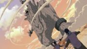 Tobi invoca a la Estatua Demoníaca del Camino Exterior en el campo de batalla