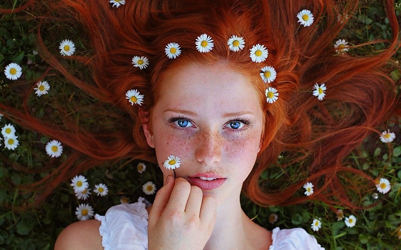 ªª ª âªginger hair fourteen years old girl in red dressââ