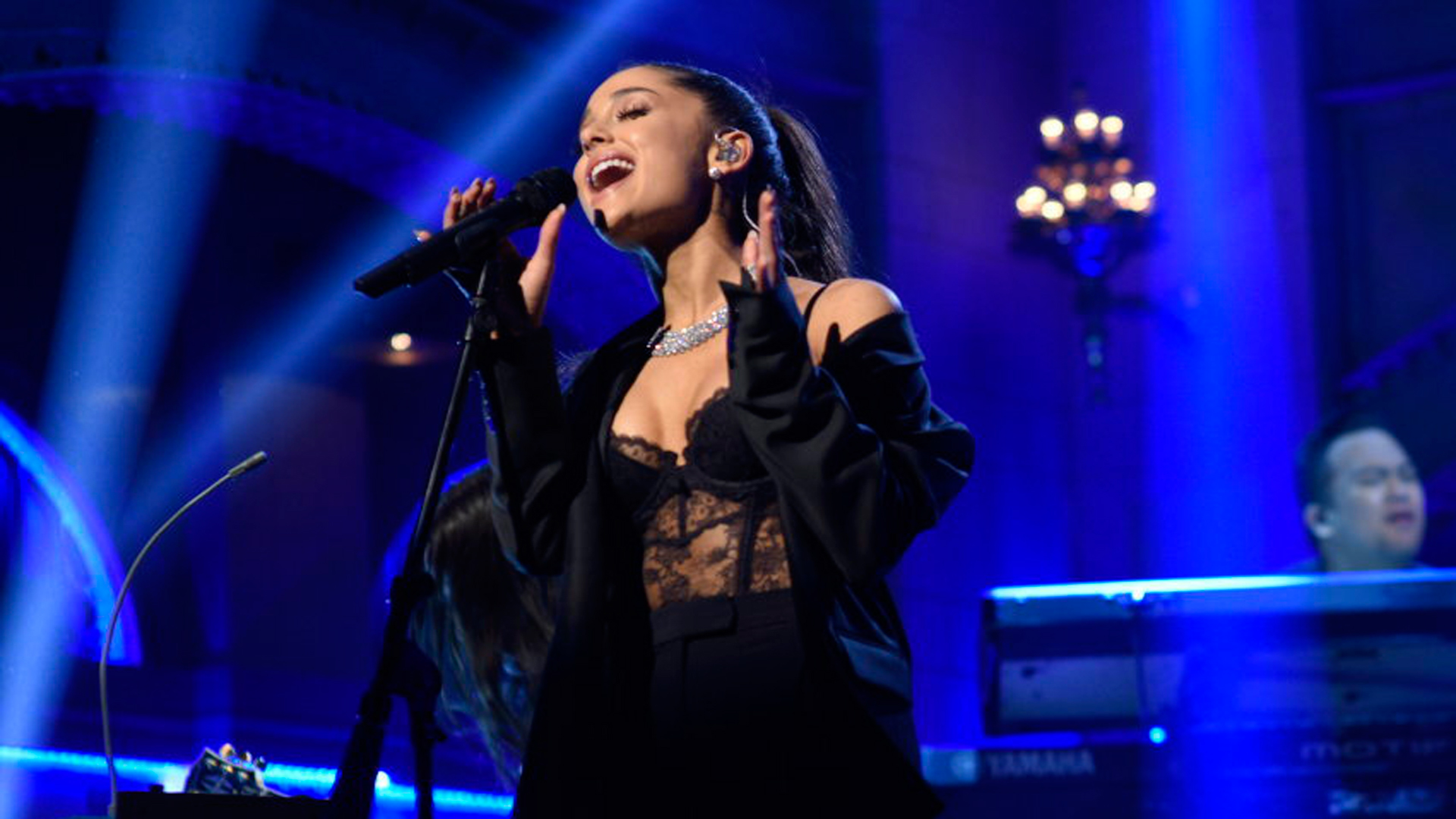 Image - SNL2016Ariana5.jpg | Ariana Grande Wiki | FANDOM powered by Wikia