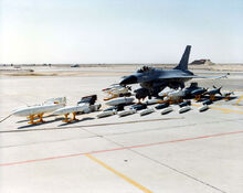 F-16 mit voller Bestückung