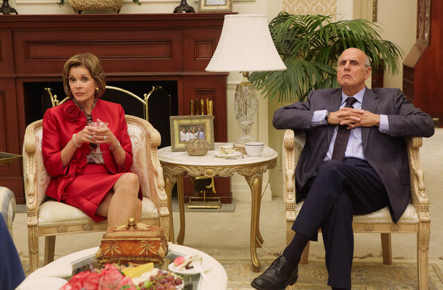File:4x01 4x05 - Lucille and George Bluth.jpeg