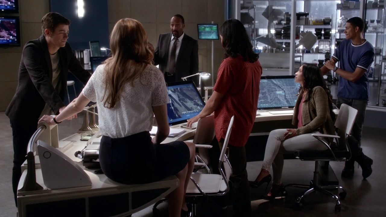 Вспышка 2 будет. Вспышка на солнце 2022. Тедди сирс джей гаррик. Айрис из флеша в купальнике. Горизонт событий книга.