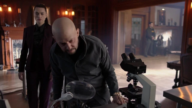 File:Lex and Lena working together at the Harun-El drug.png