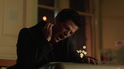 Barry é atingido por um dardo tranquilizador