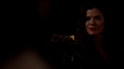 Lisa Snart use Gold Gun