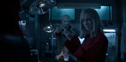 Alice consigue los lentes de Lucius